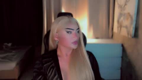 Snapshot of queenarthalia chatting on December 15, 3:05 pm ARTHA online show from December 15, 3:05 pm