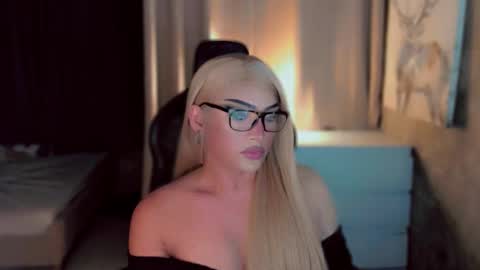 Snapshot of queenarthalia chatting on December 16, 6:24 pm ARTHA online show from December 16, 6:24 pm