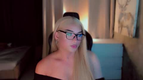 Snapshot of queenarthalia chatting on December 17, 5:19 pm ARTHA online show from December 17, 5:19 pm