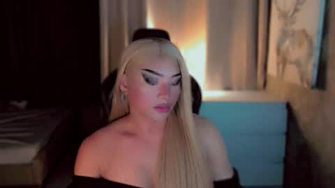 Snapshot of queenarthalia chatting on December 18, 6:36 pm ARTHA online show from December 18, 6:36 pm