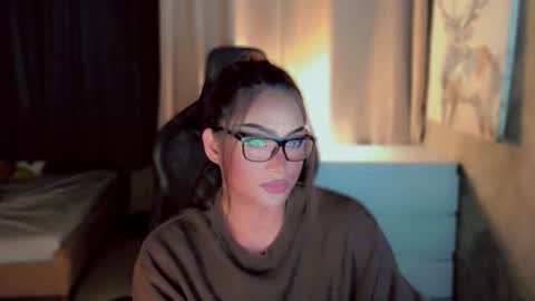 Snapshot of queenarthalia chatting on December 19, 8:05 pm ARTHA online show from December 19, 8:05 pm