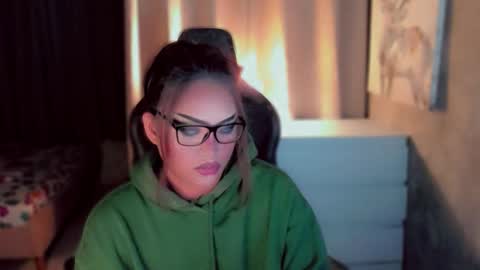 Snapshot of queenarthalia chatting on January 18, 9:07 pm ARTHA online show from January 18, 9:07 pm