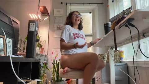 QueenBee online show from April 29, 6:47 pm