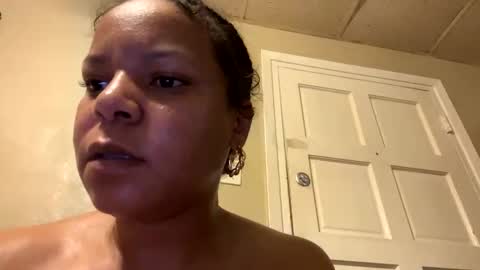 Snapshot of queencreolexo chatting on November 23, 2:33 am queencreolexo online show from November 23, 2:33 am