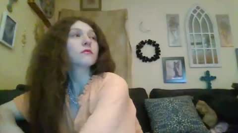 Snapshot of queencrimsonlvx chatting on April 22, 12:18 pm queencrimsonlvx online show from April 22, 12:18 pm