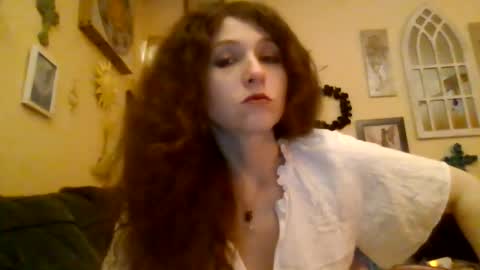 Snapshot of queencrimsonlvx chatting on July 22, 6:05 am queencrimsonlvx online show from July 22, 6:05 am