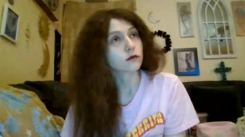Snapshot of queencrimsonlvx chatting on August 3, 2:43 am queencrimsonlvx online show from August 3, 2:43 am