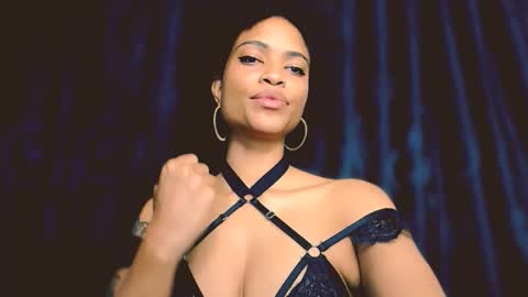 Snapshot of queendom_ing chatting on November 15, 8:22 am Sweet Goddess online show from November 15, 8:22 am