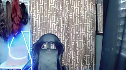 Snapshot of queenfoxylady chatting on November 6, 8:04 am just call me QUEEN and ill be there online show from November 6, 8:04 am