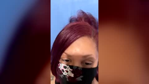 Snapshot of queeniequinn chatting on July 2, 2:44 am queeniequinn online show from July 2, 2:44 am