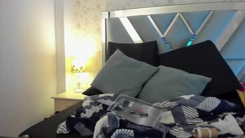 QUEENJEENN online show from December 7, 9:00 pm