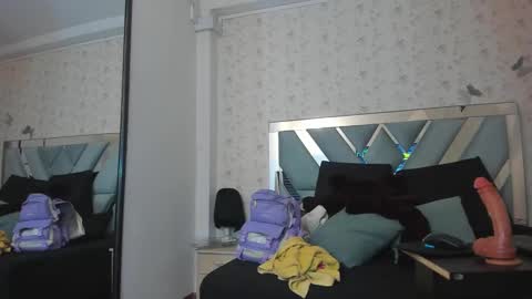 Snapshot of queenjenn__ chatting on December 10, 1:54 am QUEENJEENN online show from December 10, 1:54 am