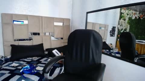 Snapshot of queenjenn__ chatting on January 14, 2:53 pm QUEENJEENN online show from January 14, 2:53 pm