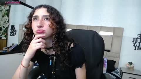 Snapshot of queenjenn__ chatting on January 15, 8:05 pm QUEENJEENN online show from January 15, 8:05 pm