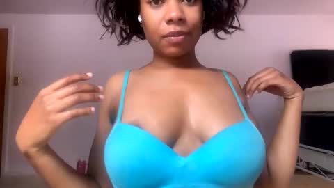 Snapshot of queenkourt chatting on October 24, 5:53 pm Kourtney online show from October 24, 5:53 pm