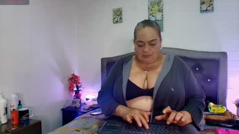 Snapshot of queenmature chatting on May 10, 1:05 pm VickyBoobss online show from May 10, 1:05 pm