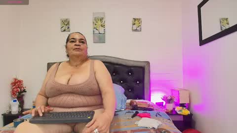 Snapshot of queenmature chatting on May 31, 12:45 pm VickyBoobss online show from May 31, 12:45 pm