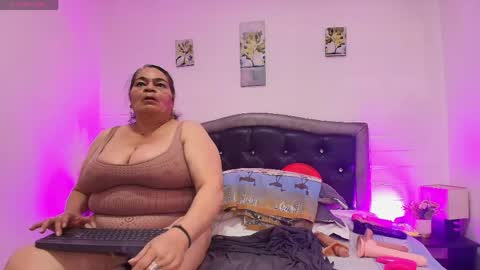 Snapshot of queenmature chatting on June 2, 7:16 pm VickyBoobss online show from June 2, 7:16 pm