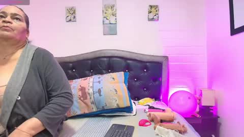 Snapshot of queenmature chatting on June 8, 12:49 pm VickyBoobss online show from June 8, 12:49 pm