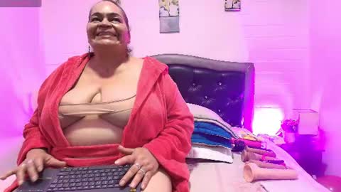 Snapshot of queenmature chatting on June 10, 7:46 pm VickyBoobss online show from June 10, 7:46 pm