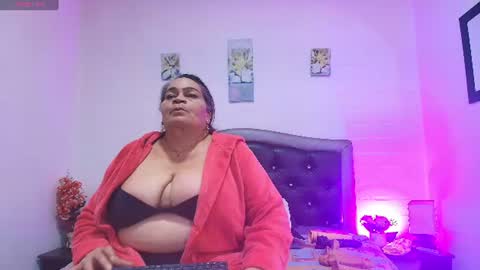 Snapshot of queenmature chatting on July 15, 2:17 am VickyBoobss online show from July 15, 2:17 am