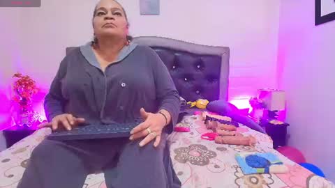 Snapshot of queenmature chatting on July 24, 2:20 am VickyBoobss online show from July 24, 2:20 am