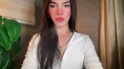 Snapshot of queenn_xxx chatting on May 10, 3:23 am QUEEN online show from May 10, 3:23 am
