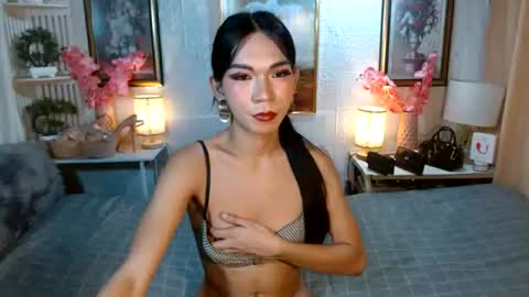 queennira online show from June 22, 4:42 am
