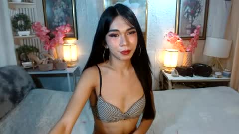 queennira online show from June 26, 2:05 am