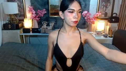 queennira online show from July 3, 7:15 am