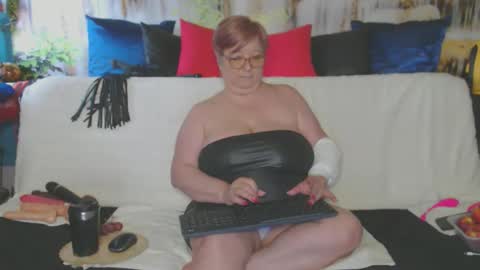 Snapshot of queenpammy chatting on May 16, 6:21 am QueenPammy online show from May 16, 6:21 am