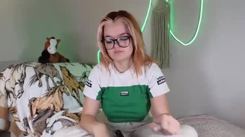 Snapshot of quervoqueen1 chatting on December 18, 4:20 am Bri online show from December 18, 4:20 am