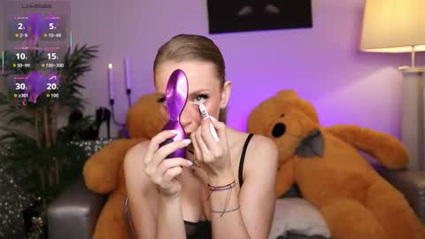 Snapshot of qwennx chatting on December 3, 3:25 am Nova Hollis online show from December 3, 3:25 am