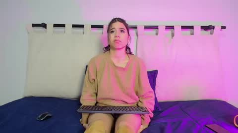 Snapshot of rachell_criss chatting on March 6, 10:09 am Rachell online show from March 6, 10:09 am