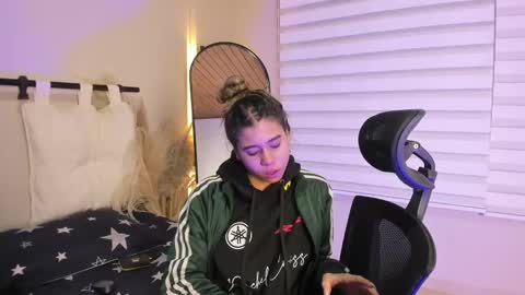 Snapshot of rachell_criss chatting on November 8, 4:01 am Rachell online show from November 8, 4:01 am