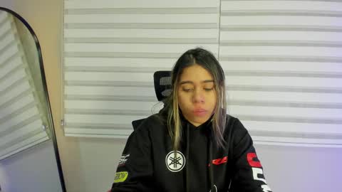 Snapshot of rachell_criss chatting on November 15, 4:21 am Rachell online show from November 15, 4:21 am