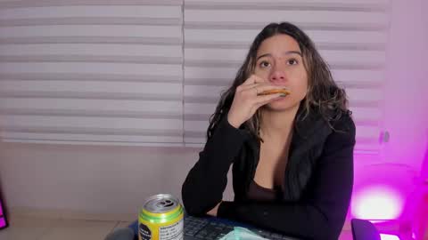 Snapshot of rachell_criss chatting on November 16, 4:18 am Rachell online show from November 16, 4:18 am