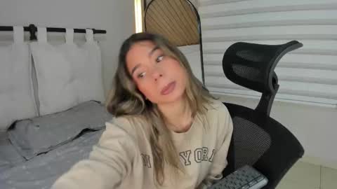 Snapshot of rachell_criss chatting on November 28, 4:15 am Rachell online show from November 28, 4:15 am