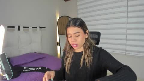 Snapshot of rachell_criss chatting on December 3, 3:58 am Rachell online show from December 3, 3:58 am