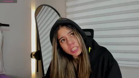 Snapshot of rachell_criss chatting on December 18, 4:18 am Rachell online show from December 18, 4:18 am