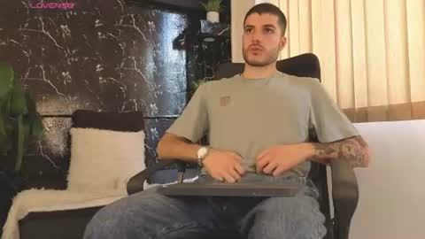 Snapshot of rafael_mendez chatting on June 18, 8:13 pm R A F A E L online show from June 18, 8:13 pm