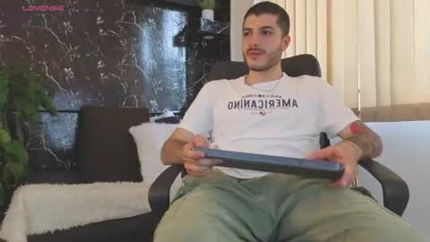 Snapshot of rafael_mendez chatting on July 25, 8:17 pm R A F A E L online show from July 25, 8:17 pm