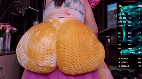 Snapshot of raissa_sky26 chatting on December 12, 6:14 am Laura online show from December 12, 6:14 am