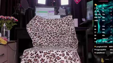 Snapshot of raissa_sky26 chatting on May 16, 10:36 am Laura online show from May 16, 10:36 am