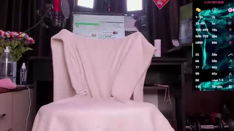 Snapshot of raissa_sky26 chatting on June 12, 2:54 am Laura online show from June 12, 2:54 am