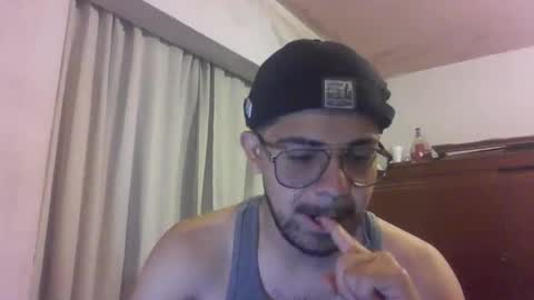 Snapshot of ralphillips25 chatting on December 19, 5:03 am ralphillips25 online show from December 19, 5:03 am