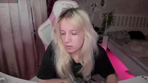 Snapshot of rapunzel_cute chatting on November 15, 1:18 pm Rapunzel online show from November 15, 1:18 pm