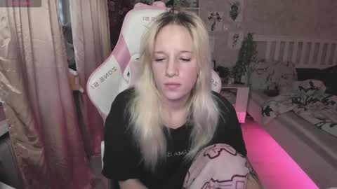 Snapshot of rapunzel_cute chatting on November 17, 1:28 pm Rapunzel online show from November 17, 1:28 pm