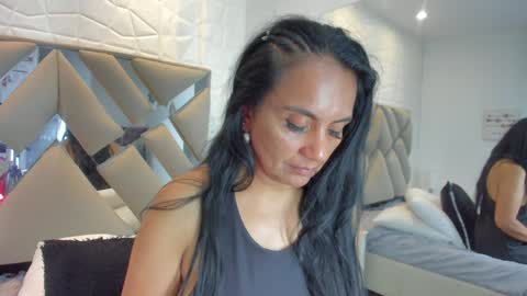 Snapshot of raquel_moore chatting on January 27, 10:49 am Raquel Moore online show from January 27, 10:49 am