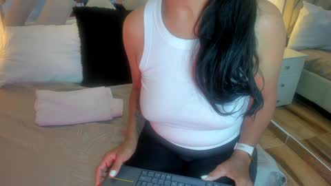 Snapshot of raquel_moore chatting on February 2, 5:04 pm Raquel Moore online show from February 2, 5:04 pm